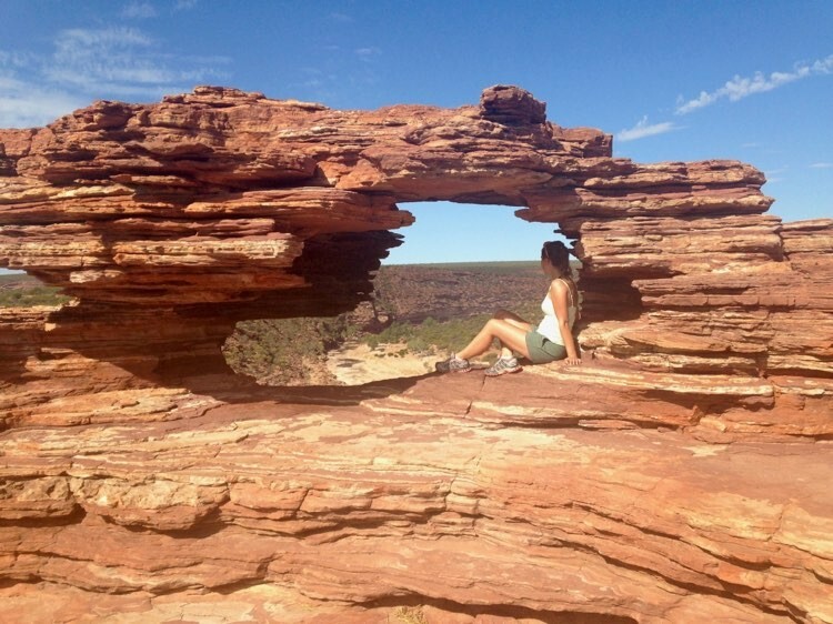 Personne dans un rocher a Kalbarri en Australie