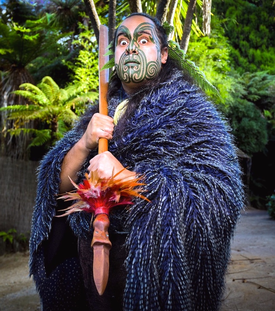 Tribu maori en Nouvelle-Zélande avec tenue traditionelle