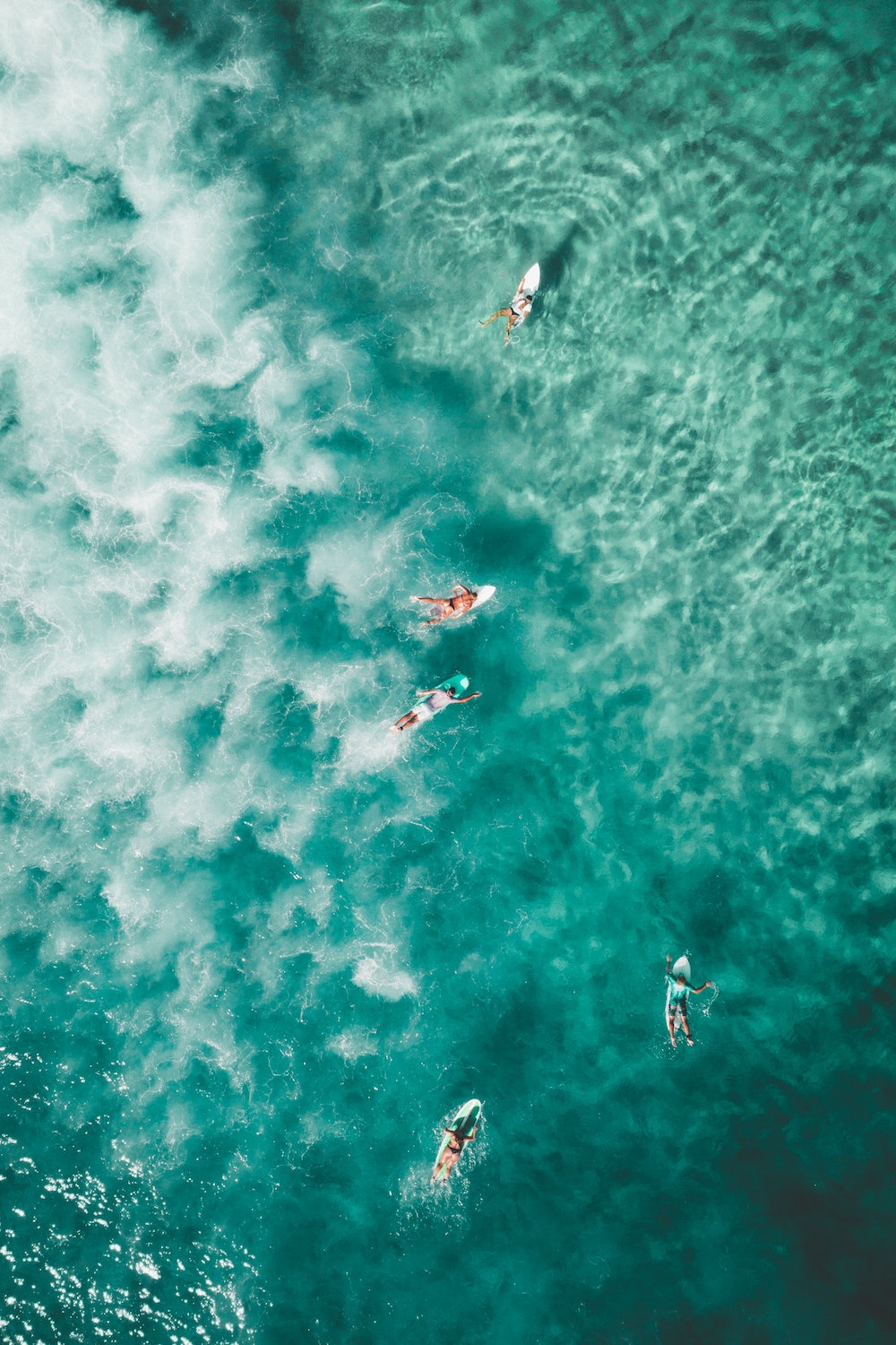 Surfers dans l'eau vue du ciel en Australie