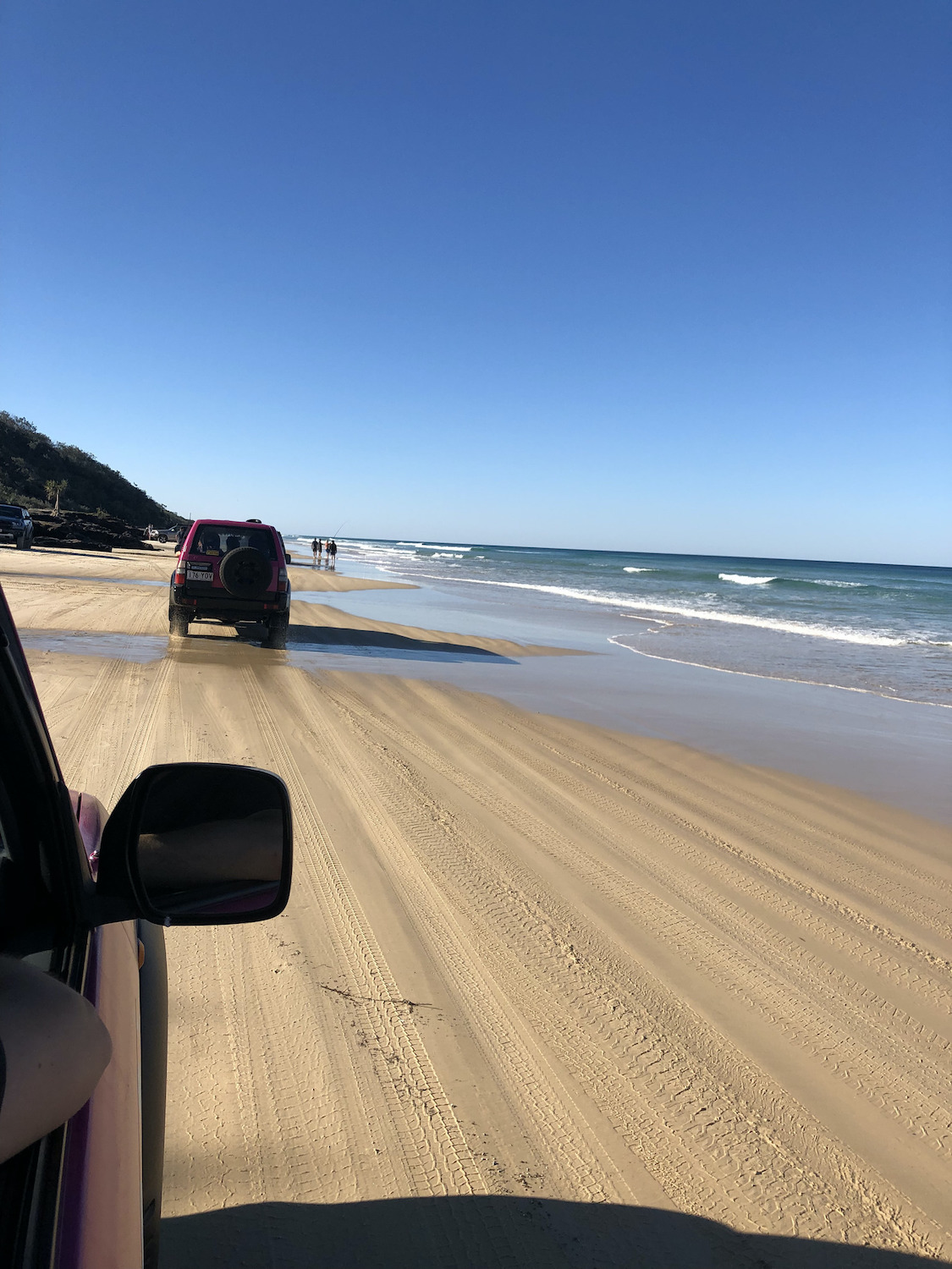 4x4 sur la plage de 75 miles beach, sur Fraser Island en Australie