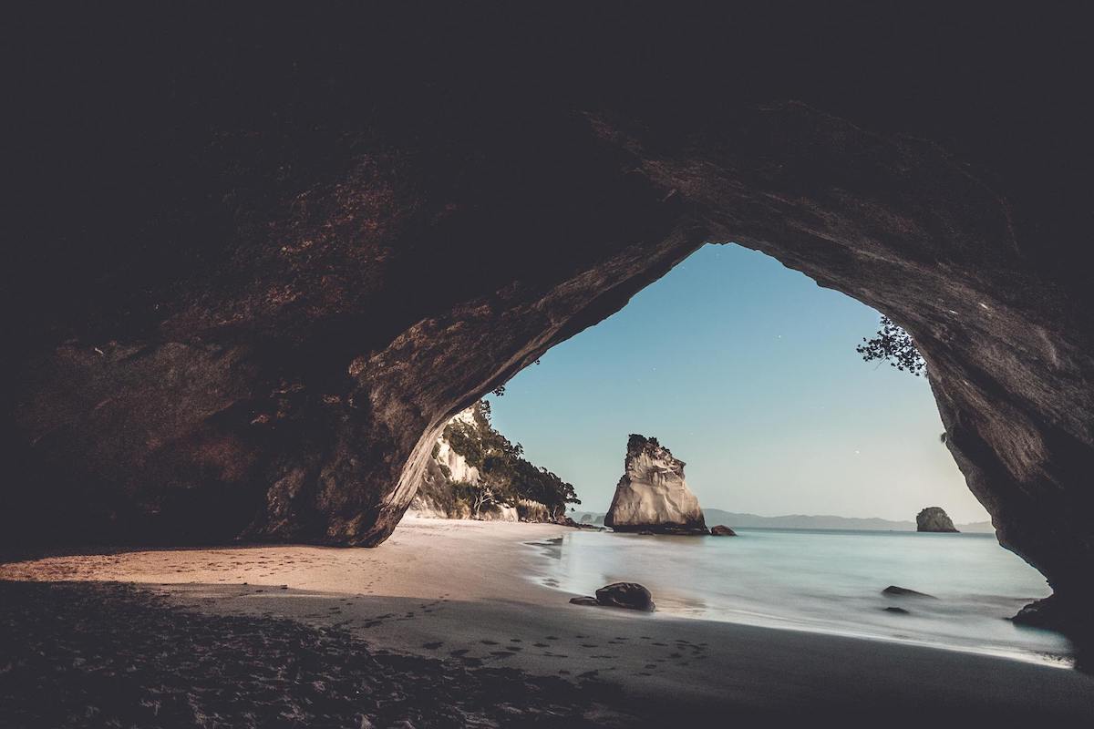 plage avec la roche en Nouvelle-Zélande