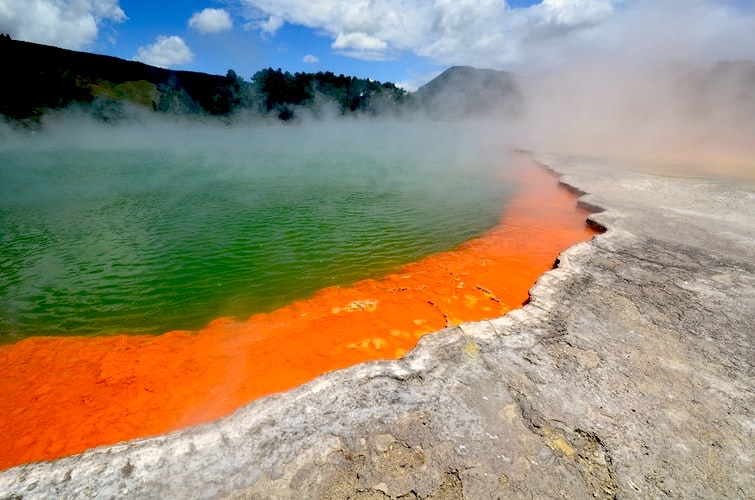 Lac d'eau geothermique a Rotorua en Nouvelle-Zélande