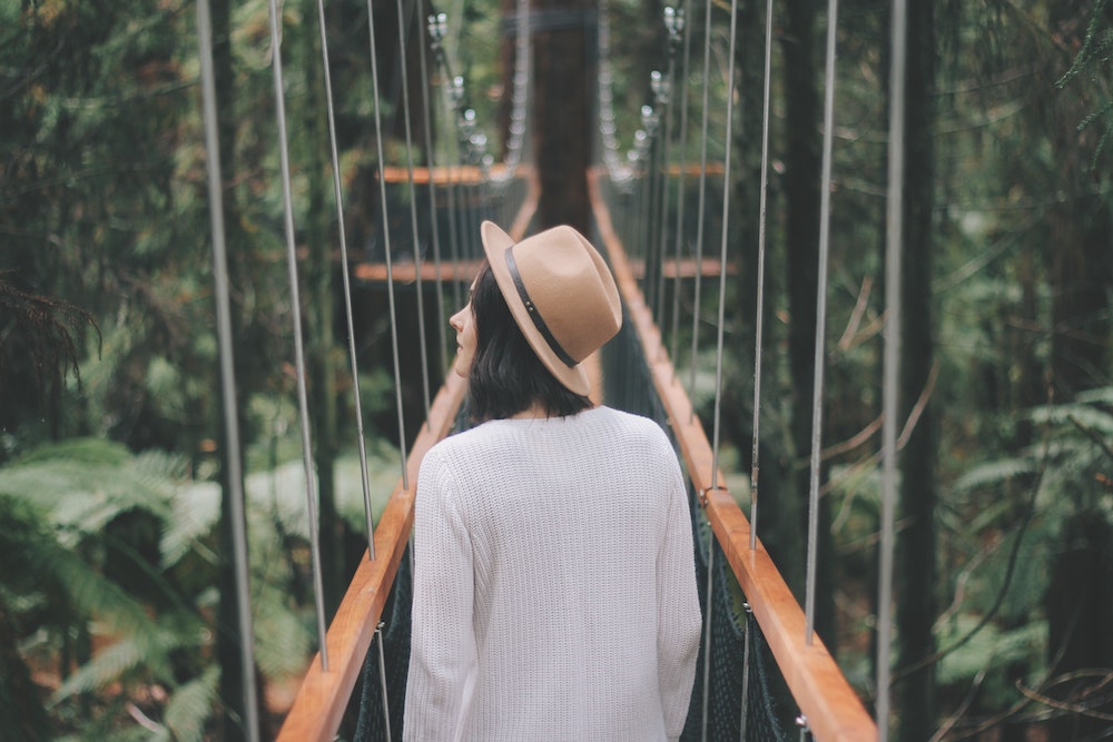 fille qui se balade sur un pont en nouvelle-zélande