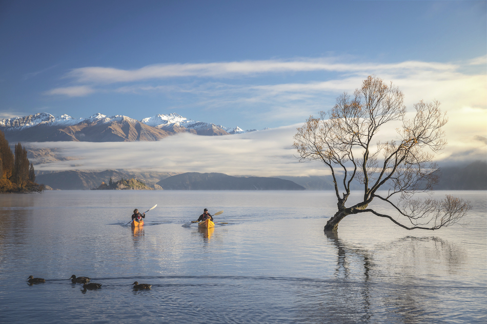 Kayakiste sur le lac en Nouvelle-Zélande