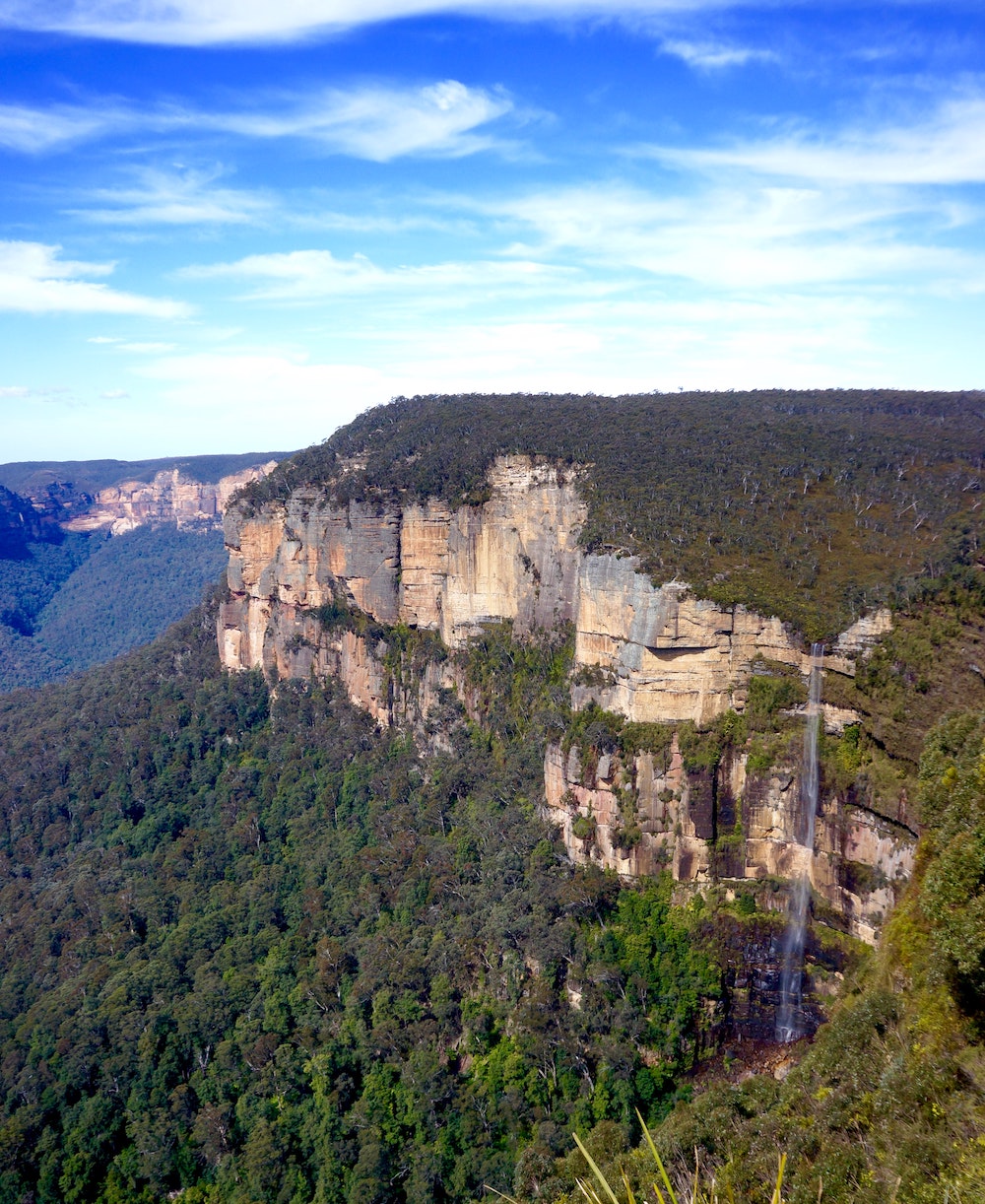 vue d'un lookout sur une cacades, région de Sydney en Australie